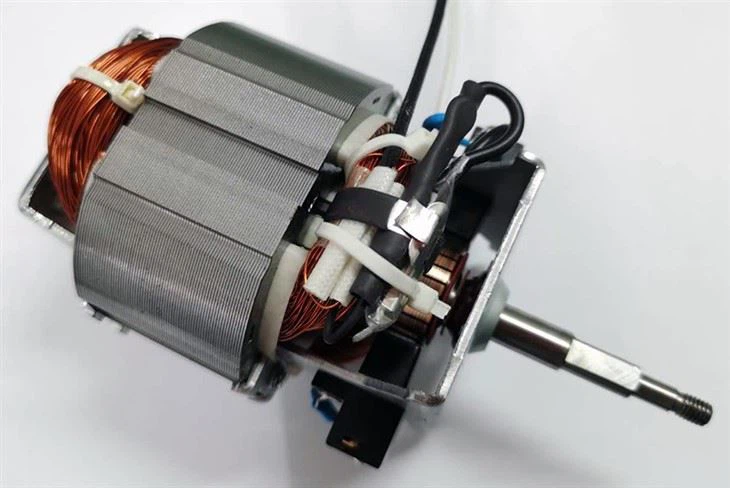 Motor naizmenične struje za kućne aparate od 200 W, 7020